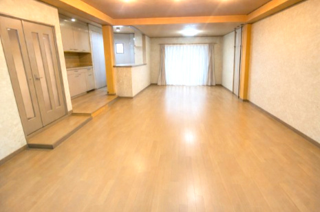 谷川2丁目　鉄骨造中古戸建の居間・リビング|※こちらのリビング写真は、加工写真で荷物を無しにした写真になります。
　実際の写真には荷物があります。