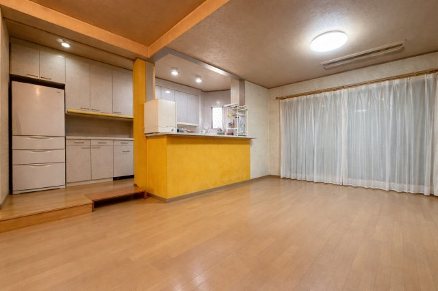 谷川2丁目　鉄骨造中古戸建の居間・リビング|※こちらのリビング写真は、加工写真で荷物を無しにした写真になります。
　実際の写真には荷物があります。
