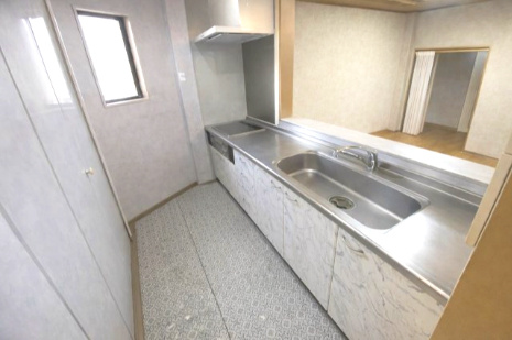 谷川2丁目　鉄骨造中古戸建のキッチン|※こちらのキッチン写真は、加工写真で荷物を無しにした写真になります。
　実際の写真には荷物があります。