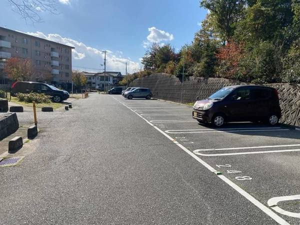 ビレッジハウス志染13号棟の駐車場