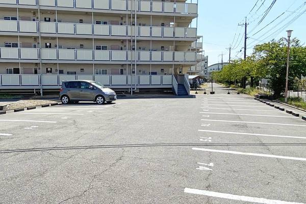 ビレッジハウス奥北野3号棟の駐車場