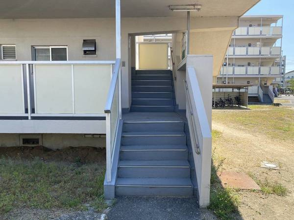 ビレッジハウス奥北野3号棟のエントランス