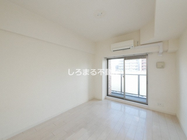 ララプレイスＯＳＡＫＡ　ＷＥＳＴ　ＰＲＩＭＥの居間・リビング