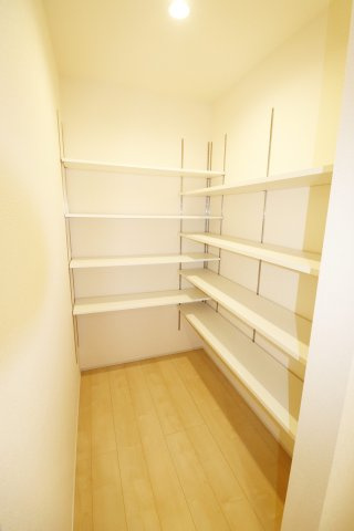 郡山市安積荒井３丁目　　　１号棟　　　安積第1小学校、安積中学区　の収納|キッチン横広々パントリー♪