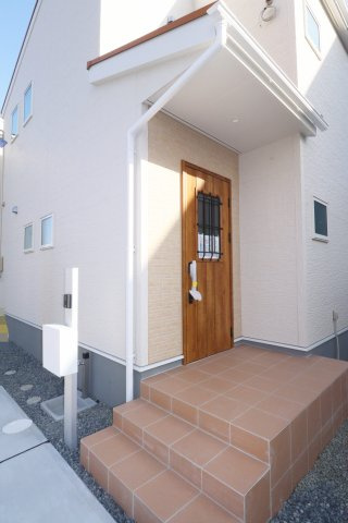 郡山市安積荒井３丁目　　　１号棟　　　安積第1小学校、安積中学区　の玄関