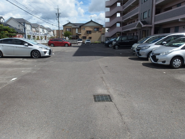 アーバン西岡崎の駐車場