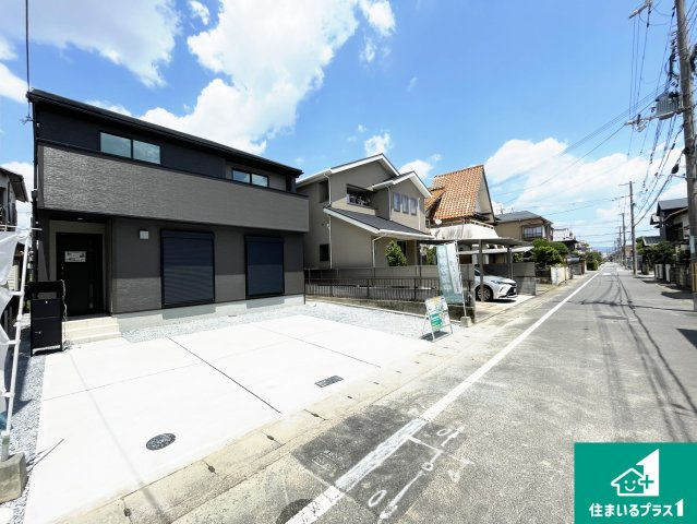 八幡市川口西扇　第1期　新築一戸建ての前面道路含む現地写真|周辺は閑静な住宅街！前面道路広々で車の出し入れも便利です。駐車が苦手な方でも安心して車庫入れできます！
