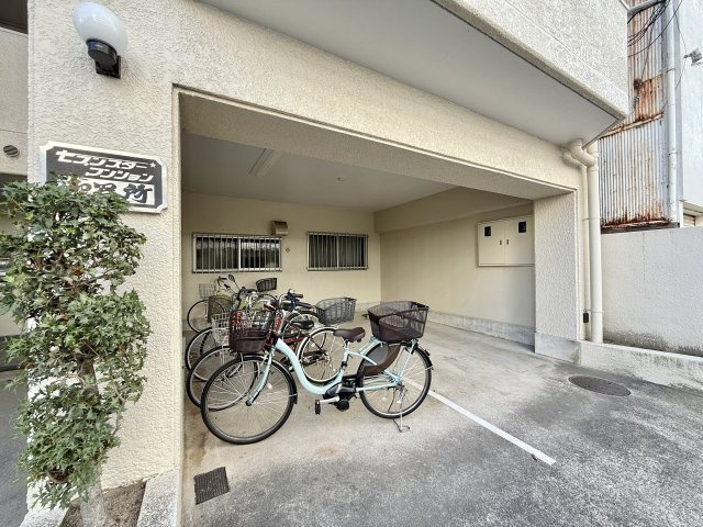 セブンスターマンション御器所の駐車場