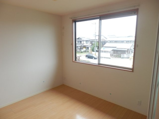 【内装】 | キャッスル　ヴィラ | （参考写真・中部屋）こちらのお部屋も南向きで明るいお部屋です。角部屋は小窓がありますよ。