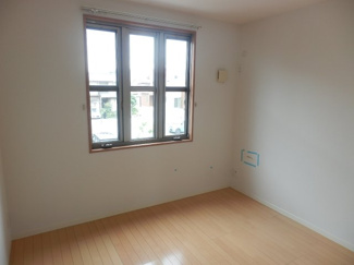 【寝室】 | キャッスル　ヴィラ | （参考写真・中部屋）おしゃれな窓のお部屋です。角部屋は小窓があります。