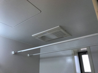 【浴室】 | キャッスル　ヴィラ | 窓もあるので換気もしやすいですし、浴室乾燥機も有るのでどちらも活用できますね