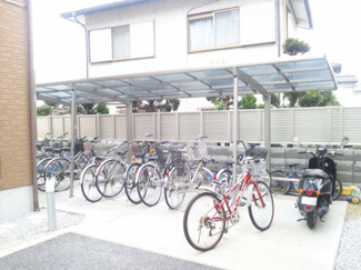 【その他共用部分】 | キャッスル　ヴィラ | 屋根付きの駐輪場があります