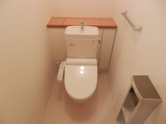 【トイレ】 | キャッスル　ヴィラ | 階段を上がったホールにトイレがあります。もちろん温水洗浄便座です。
