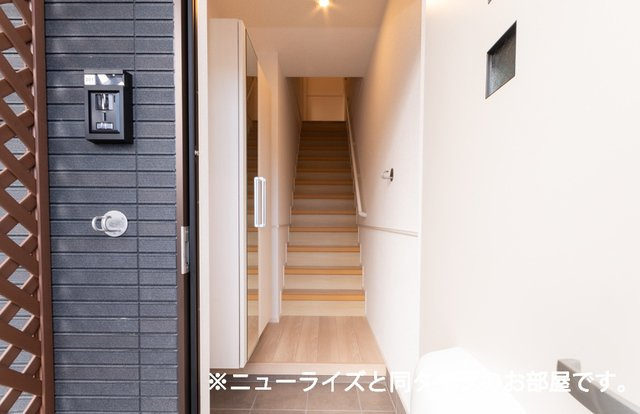 インスラ　トウガネ　Ａの玄関|収納もある玄関です