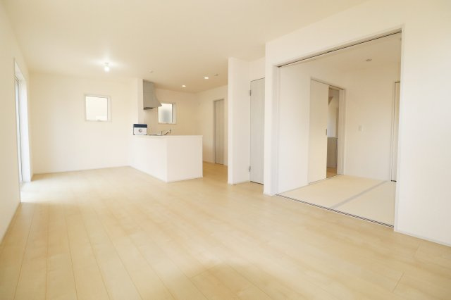 郡山市安積荒井３丁目　　　２号棟　　　安積第1小学校、安積中学区　の居間・リビング