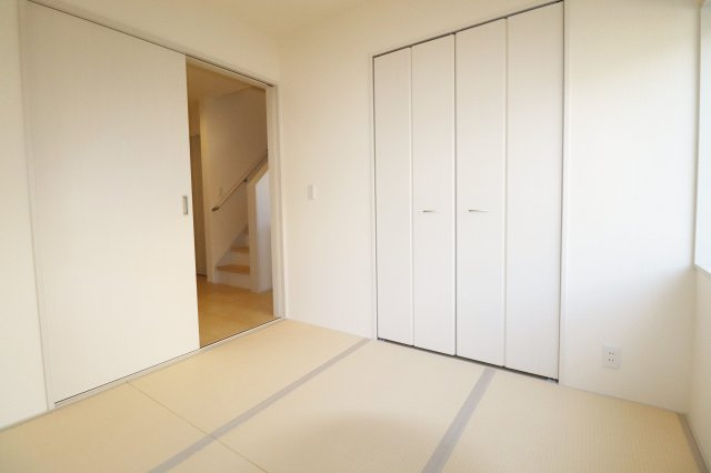 郡山市安積荒井３丁目　　　２号棟　　　安積第1小学校、安積中学区　の和室