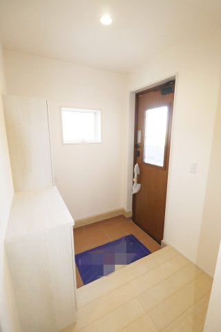 郡山市安積荒井３丁目　　　２号棟　　　安積第1小学校、安積中学区　の玄関