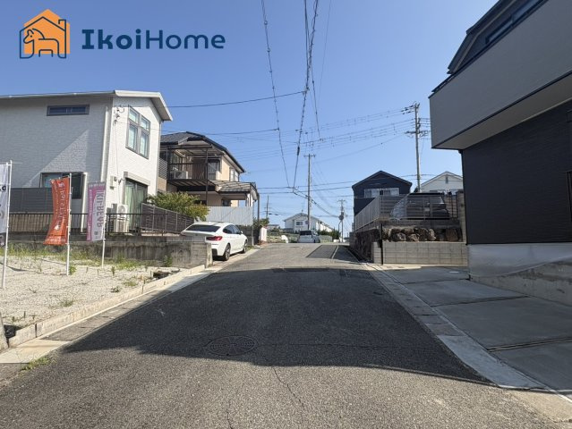 神戸市西区今寺　新築戸建の前面道路含む現地写真|●年中無休：当日予約可●西向き前面道路は幅員約6ｍでゆったり開放的！交通量も少なく安心の住環境です。