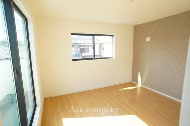 【寝室】 | 八尾市南本町9丁目 | 【2階：洋室7.7帖】バルコニーに面したお部屋です☆