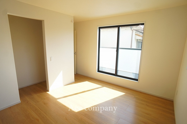 【寝室】 | 八尾市南本町9丁目 | 【2階：洋室7.7帖】収納スペースあります♪