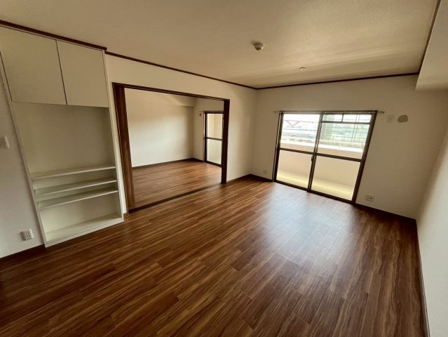 神戸市灘区都通２丁目の賃貸マンションの居間・リビング