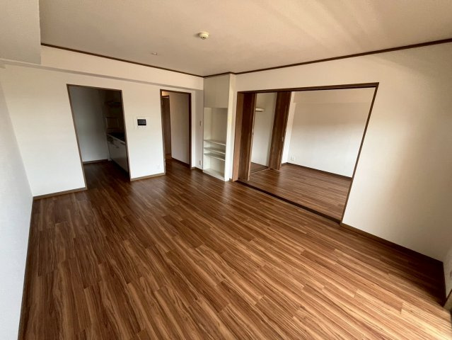 神戸市灘区都通２丁目の賃貸マンションの居間・リビング