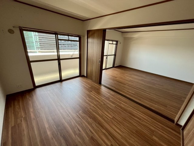 神戸市灘区都通２丁目の賃貸マンションの居間・リビング