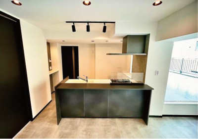 【キッチン】 | 駅徒歩1分の高利便立地／広々ルーフバルコニー／ラフィネ瀬谷中央