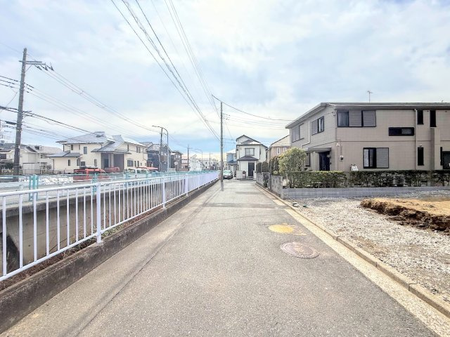 戸塚区品濃町　条件なし売地の前面道路含む現地写真|◆前面道路も幅員があり車の運転も安心！前面道路は閑静な住宅地。車通りの少ない道路です。お子様にも安心です。
