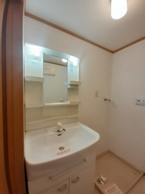 【洗面所】 | シェーネⅡ | ゆったりとスペースのある洗面所