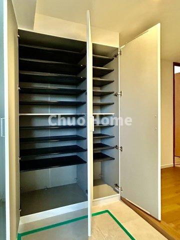 プランヴェールEXサザンウイングの玄関|【玄関】玄関には大型のシューズクローゼットを設置しておりますのでいつでもスッキリりとした空間を保てます。玄関周りを清潔に使うのはとても大事なことですよね。