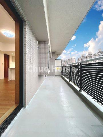 プランヴェールEXサザンウイングのバルコニー|【バルコニー】幅もあって、奥行きもあるゆとりのバルコニー。洗濯物を干したり乾かしたりだけでなく、ただ出てみるだけでも気持ちいいですよ。