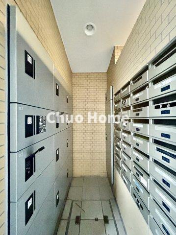 プランヴェールEXサザンウイングの設備|【宅配ボックス】在宅時・不在時に関わらず、居住者の代わりに非対面で宅配物を受け取ってくれる便利な設備です。わかりやすくご説明致しますので見学時にはお部屋だけではなく共用部分もぜひチェックしてください。