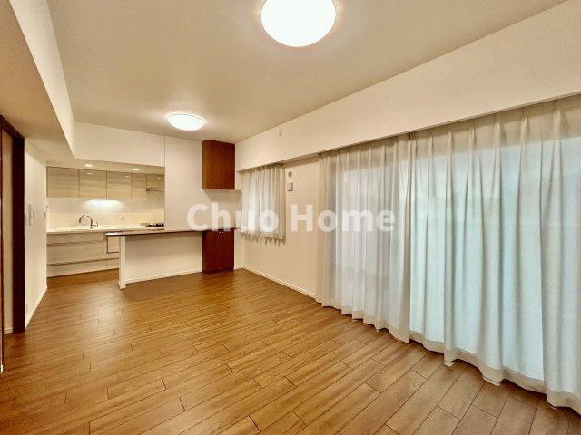 プランヴェールEXサザンウイングの居間・リビング|【リビングダイニング】一日の中で多くの時間を過すことになるリビングダイニングだからこそ、いつも穏やかな空間であることが必然。爽やかな通風と採光を存分に感じる事が出来る空間です。