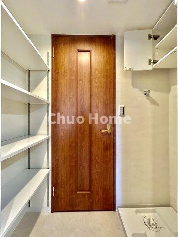 プランヴェールEXサザンウイングのランドリースペース|【ランドリースペース】担当者がスケールを持ち歩いておりますので、ご見学時には現在お使いの洗濯機などがきちんと収まるかなどもチェックして下さい。見学前に測っておくと非常に便利だと思います。