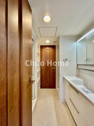 プランヴェールEXサザンウイングの脱衣所|【洗面所】明るい洗面所は朝をすっきりさせてくれる空間です。バタバタしている忙しい朝でも収納が多い洗面台では短い時間で効率良く支度ができます。