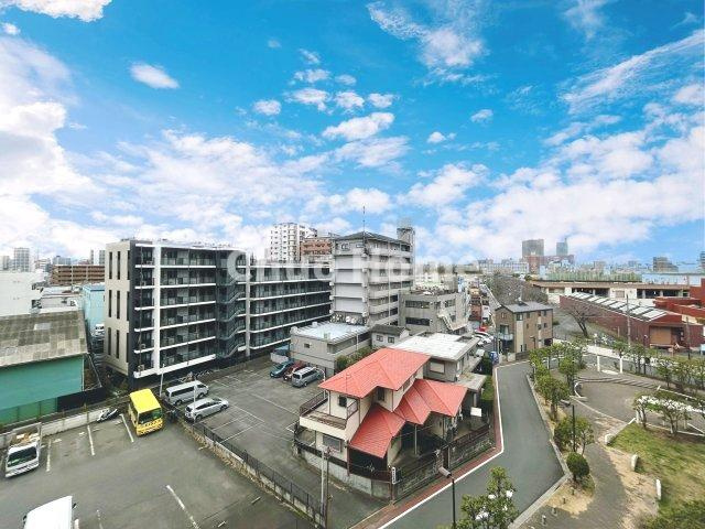 プランヴェールEXサザンウイングの展望|手を伸ばせば、ふれることが出来そうな環境が、そのままインテリアになったような印象です。その豊かな眺望にふさわしい空間には、通風・採光にも優れ、心地よい光と風があふれています