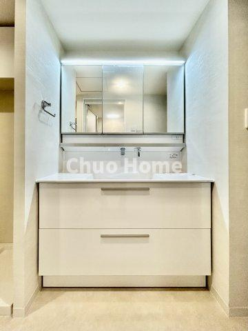 プランヴェールEXサザンウイングの独立洗面台|【洗面化粧台】身だしなみを整えやすい事はもちろんですが、鏡の後ろに収納スペースを設ける事により、散らかりやすい洗面スペースをすっきりさせる事が出来るのも嬉しいですね