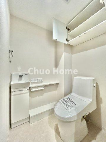 プランヴェールEXサザンウイングのトイレ|【トイレ】 収納スペースをしっかりと確保した温水洗浄便座機能付きトイレ。温水洗浄便座は清潔にお使いいただくための大切なアイテムです。