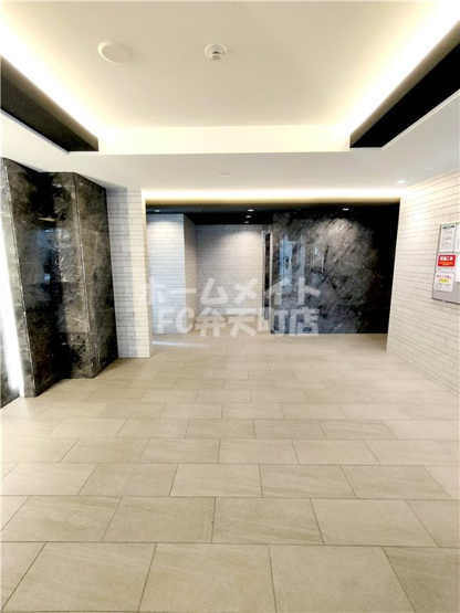 【ロビー】 | エスリード弁天町クレール | 落ち着いたロビーです