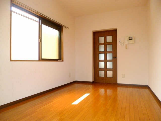 Ｋ和泉ビルの居間・リビング|角部屋2面採光　風通し眺望良好