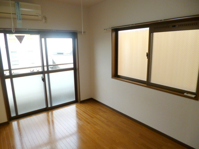 Ｋ和泉ビルの居間・リビング|★角部屋２面採光のお部屋です★