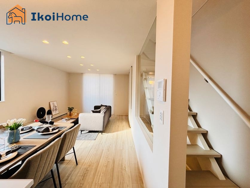 神戸市西区池上1丁目　新築戸建の居間・リビング|●年中無休：当日予約可●リビング階段になっておりますので、ご家族のコミュニケーションが可能！