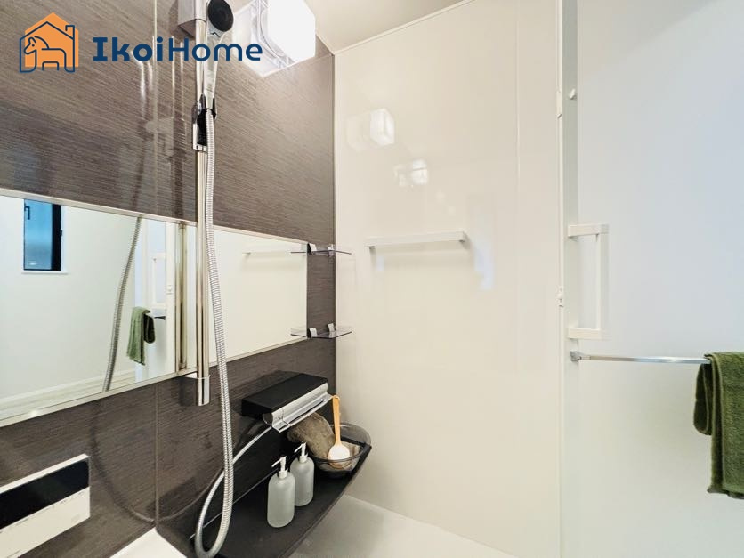 神戸市西区池上1丁目　新築戸建の浴室|●年中無休：当日予約可●浴室には手すりもございますので安心！幅広い鏡の設置もございます！