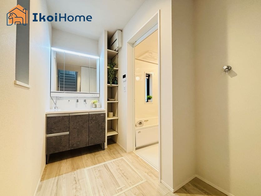 神戸市西区池上1丁目　新築戸建の洗面所|●年中無休：当日予約可●洗面台横にも収納がございます！バスタオルなど、洗面用具の収納が豊富です！
