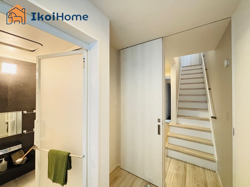 神戸市西区池上1丁目　新築戸建の洗面所|●年中無休：当日予約可●洗面所まえには直ぐに階段がございますので、家事動線が考えられた間取りです！