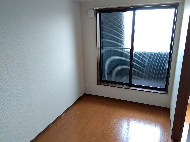 クレアージュ小中野Aの洋室