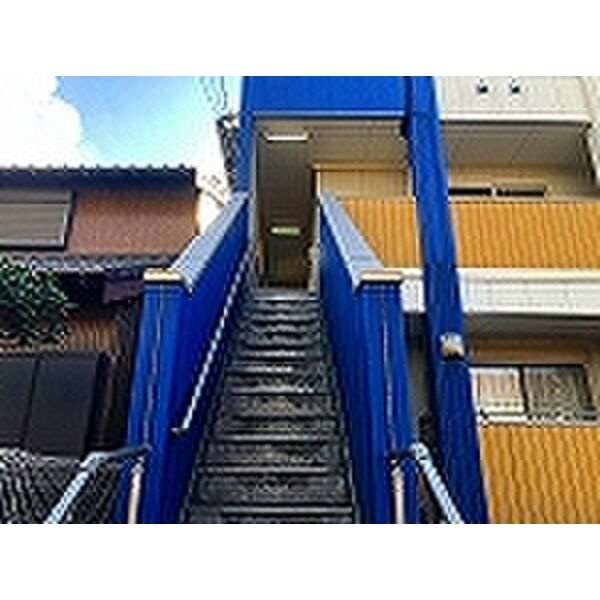 クレフラスト大同A棟の玄関