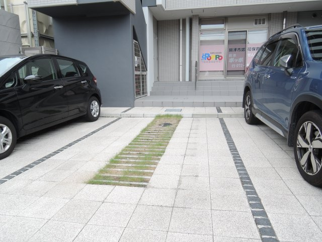 エターナ千里丘の駐車場