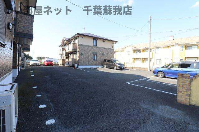 アベニューヴィラ　Ⅰの駐車場|車をお持ちの方に嬉しい駐車場付きの物件です